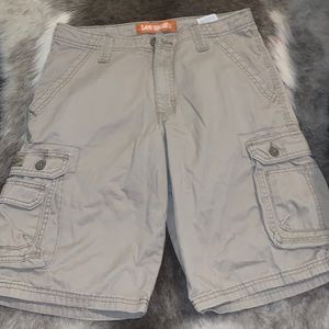 Men’s cargo shorts tan.